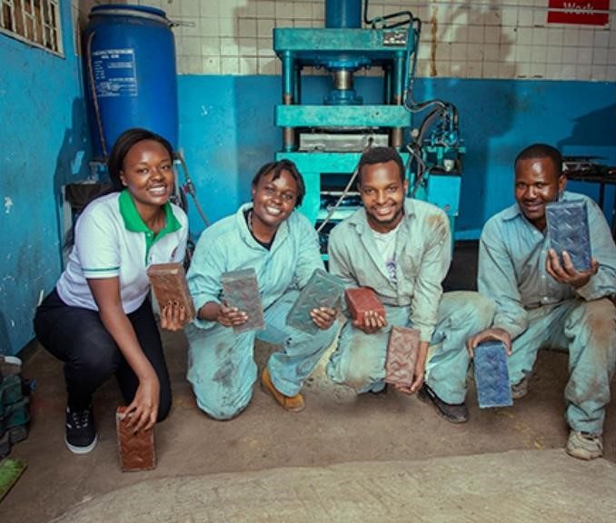 From plastic to bricks – Young engineers in Kenya paves the way